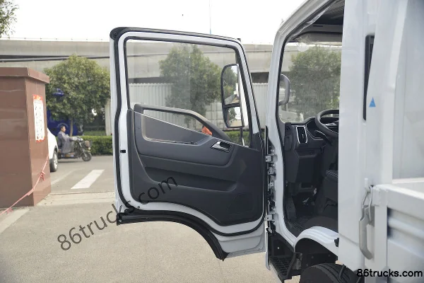 Yuejin Beyond H500 170hp 4X2(6 wheels) 5.2m Single Row Flatbed Light Truck (China VI) Cab (1) | 86Trucks