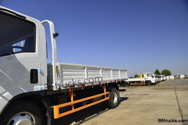 Jiangxi Isuzu Yifang EC5 Navigation Edition 116 hp 4X2(6 wheels) 4.2m Single Row Flatbed Light Truck (China VI) Body (1) | 86Trucks