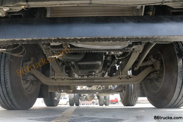 Sinotruk Sitrak G5 heavy truck 330 hp 6X2(8 wheels) 9.52m stake truck Chassis (1) | 86Trucks