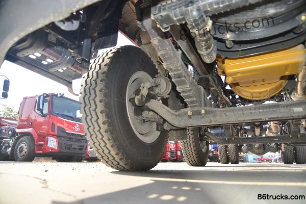 Dongfeng Liuqi New Chenglong M3 Medium Truck 200 hp 6X2(8 wheels) 6.8m Flatbed Cargo Truck (China VI) Chassis (2) | 86Trucks