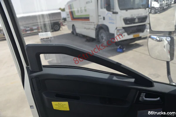 Sinotruk HOWO Hanjiang 170 hp 4X2(6 wheels) Water Sprinkler Truck (Lvye Brand) Cab (2) | 86Trucks