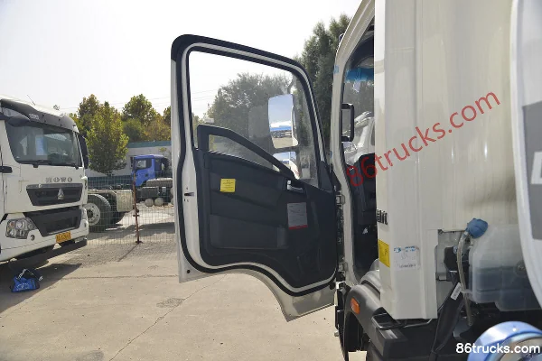 Sinotruk HOWO Hanjiang 170 hp 4X2(6 wheels) Water Sprinkler Truck (Lvye Brand) Cab (1) | 86Trucks