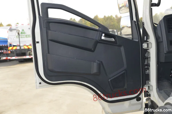 Sinotruk HOWO Wang Series 160 hp 4X2(6 wheels) Vacuum Truck (Lvye Brand) Cab (2) | 86Trucks