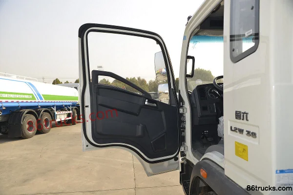 Sinotruk HOWO Wang Series 160 hp 4X2(6 wheels) Vacuum Truck (Lvye Brand) Cab (1) | 86Trucks