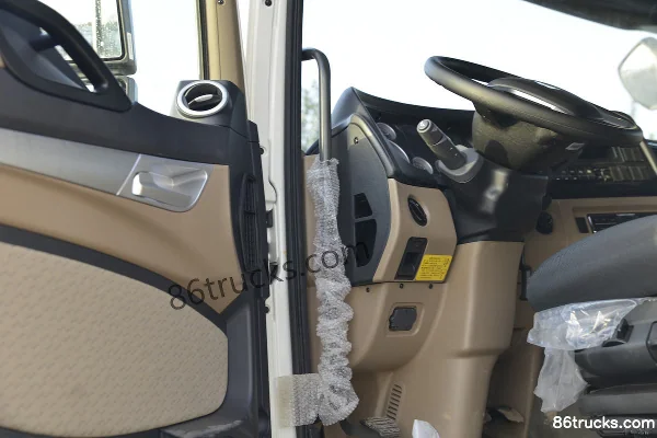 Sinotruk HOWO TX7 310 hp 8X4(12 wheels) Vacuum Truck (Lvye Brand) Cab (3) | 86Trucks