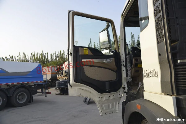 Sinotruk HOWO TX7 310 hp 8X4(12 wheels) Vacuum Truck (Lvye Brand) Cab (1) | 86Trucks