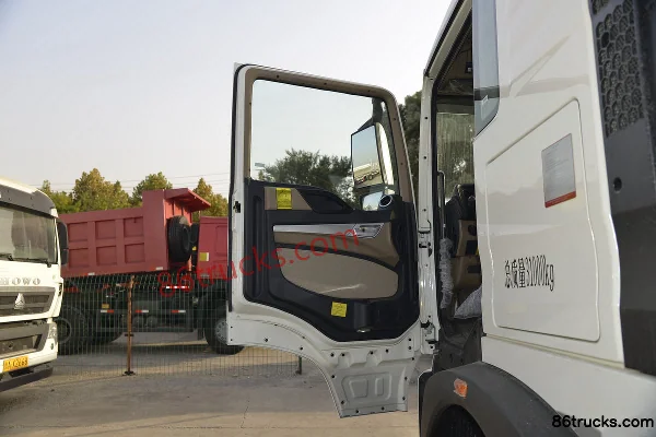 Sinotruk HOWO TX7 310hp 8X4(12 wheels) water sprinkler truck (Lvye brand) Cab (1) | 86Trucks