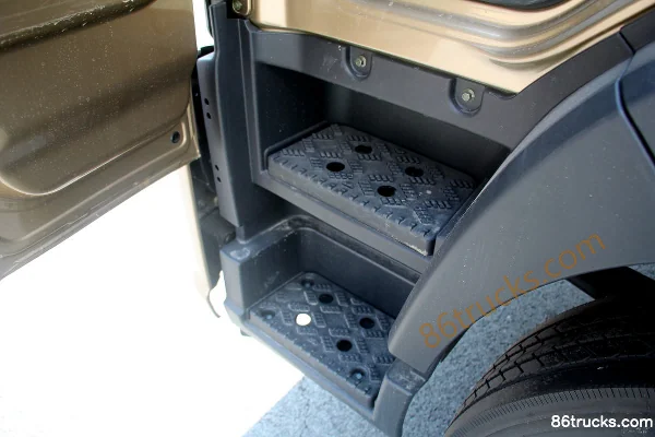 Foton Aoling Big Bee 210hp 4X2(6 wheels) 9.78m semi-sleeper van cargo truck Cab (2) | 86Trucks