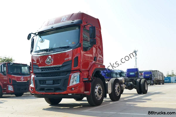 Dongfeng Liuqi Chenglong H5 Medium Truck 240 hp 6X2(8 wheels) 8.6 m Grain Van Cargo Truck Exterior (3) | 86Trucks