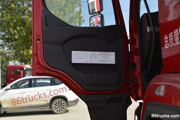 Dongfeng Liuqi Chenglong H5 Medium Truck 240 hp 6X2(8 wheels) 8.6 m Grain Van Cargo Truck Cab (2) | 86Trucks