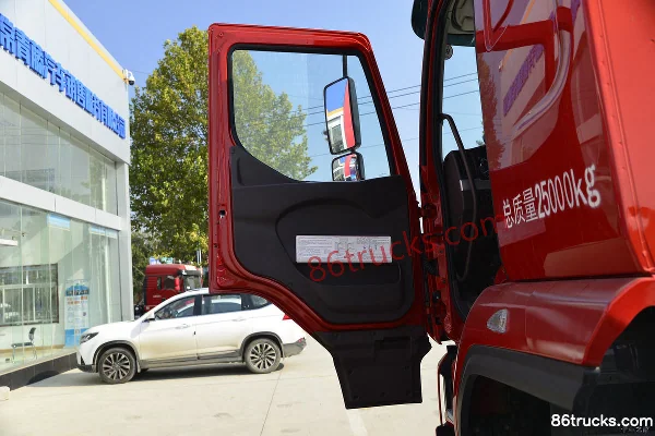 Dongfeng Liuqi Chenglong H5 Medium Truck 240 hp 6X2(8 wheels) 8.6 m Grain Van Cargo Truck Cab (1) | 86Trucks