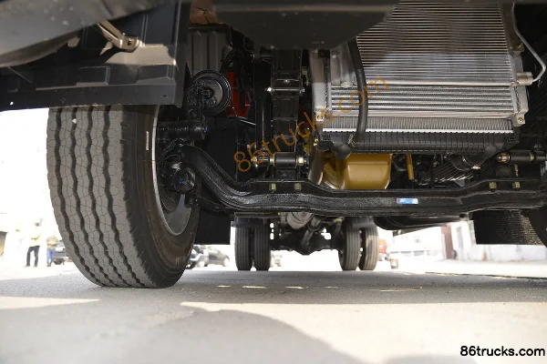 Dongfeng Duolika D9 170 hp 4X2(6 wheels) 6.8m Van Cargo Truck Chassis (2) | 86Trucks
