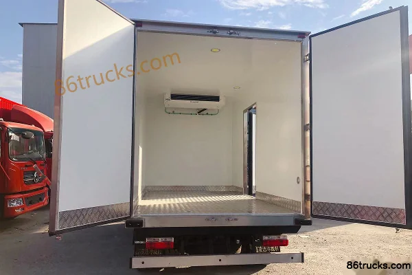 Dongfeng Kaipute K6-L 150hp 4X2(6 wheels) 4.09m Single Row Refrigerated Truck Body (1) | 86Trucks