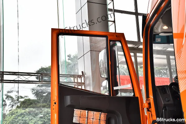 SAIC Hongyan Genlyon M500 Heavy Truck Standard Load Edition 450 hp 6X4(10 wheels) Tractor Truck Cab (2) | 86Trucks