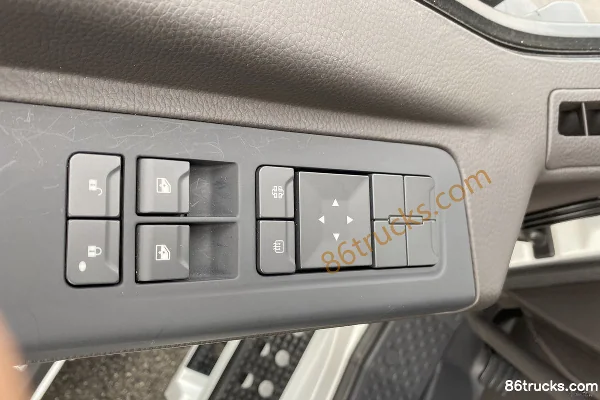 SAIC Hongyan Jiebao H6 240 hp 4X2(6 wheels) 6.8m Refrigerated Truck Cab (2) | 86Trucks