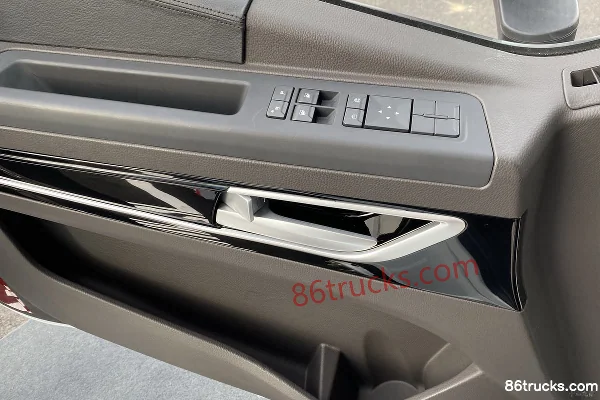 SAIC Hongyan Jiebao H6 240 hp 4X2(6 wheels) 6.8m Refrigerated Truck Cab (1) | 86Trucks