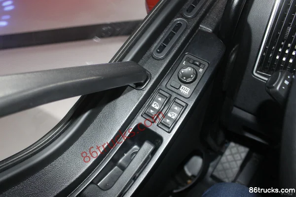 FAW Jiefang New J6L Heavy Truck Leading Edition 2.0 240 hp 4X2(6 wheels) 6.8m Van Cargo Truck (China VI) Cab (3) | 86Trucks