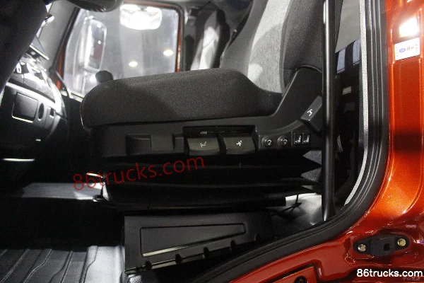 FAW Jiefang New J6L Heavy Truck Leading Edition 2.0 240 hp 4X2(6 wheels) 6.8m Van Cargo Truck (China VI) Cab (1) | 86Trucks
