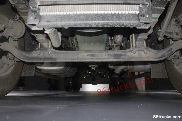 FAW Jiefang New J6L Heavy Truck Leading Edition 2.0 240 hp 4X2(6 wheels) 6.8m Van Cargo Truck (China VI) Chassis (1) | 86Trucks