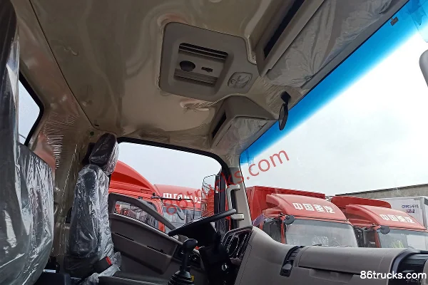 Sinotruk HOWO Tongshuai 160hp 4X2(6 wheels) 4.15m single-row van truck Cab (1) | 86Trucks