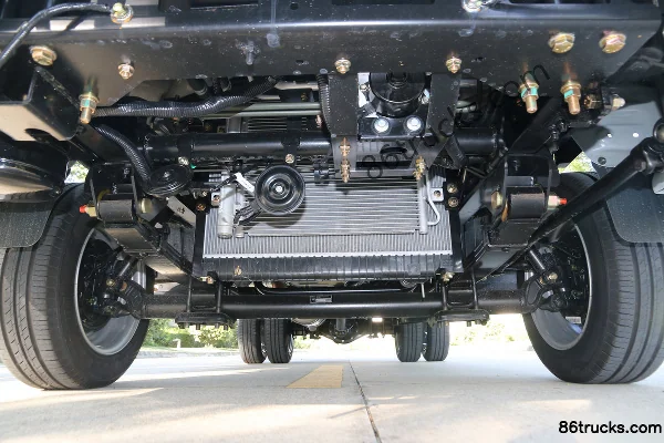 Dayun Gasoline Edition 129 hp 4X2(6 wheels) 3.05m double-row flatbed light truck Chassis (2) | 86Trucks