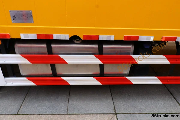 SHACMAN Delong L3000 version légère 245 ch 4X2(6 roues) camion porteur fourgon 8,6 m Cabine (1) | 86Trucks