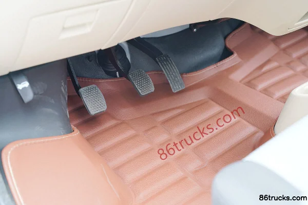 Changan Qingxingche Ruixing M80 2021 Comfort 122ch 2 places 1.6L essence toit plat portes battantes arrière fourgon (China VI) Cabine (3)