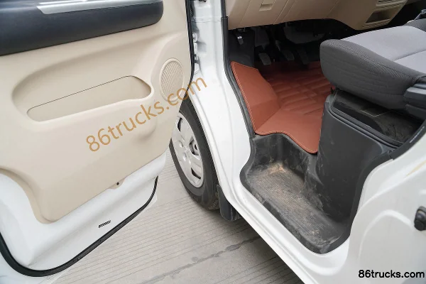 Changan Qingxingche Ruixing M80 2021 Comfort 122ch 2 places 1.6L essence toit plat portes battantes arrière fourgon (China VI) Cabine (2)