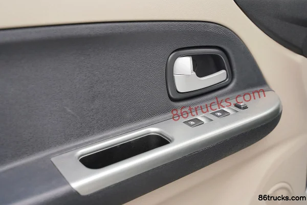 Changan Qingxingche Ruixing M80 2021 Comfort 122ch 2 places 1.6L essence toit plat portes battantes arrière fourgon (China VI) Cabine (1)