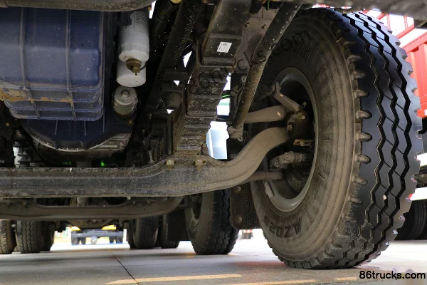 SHACMAN Delong M3000S 340 hp 8X4(12 wheels) Concrete Mixer Truck (Lingyu Brand) Chassis (3) | 86Trucks