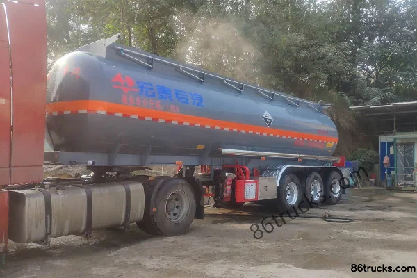 Zhengkang Hongtai 26m³ corrosive liquid tank semi-trailer Exterior