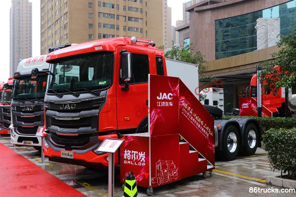 JAC Gallop A5W III Heavy Truck Lightweight Version 400 hp 6X4(10 wheels) Tractor Truck (with PTO) Exterior (3) | 86Trucks