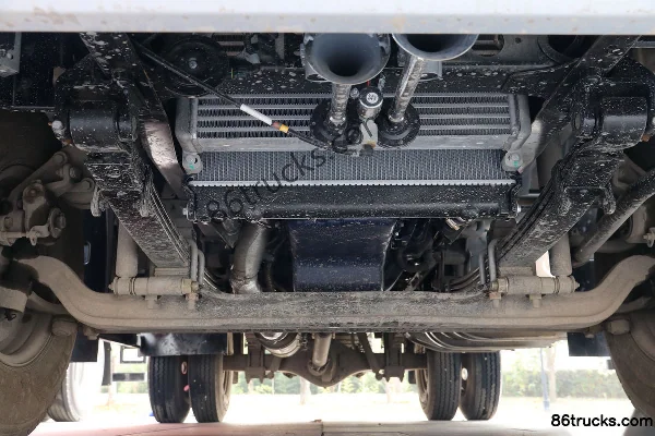 SHACMAN Light Truck Delong K3000 150hp 4X2(6 wheels) 4.18m Single Row Box Light Truck Chassis (2) | 86Trucks