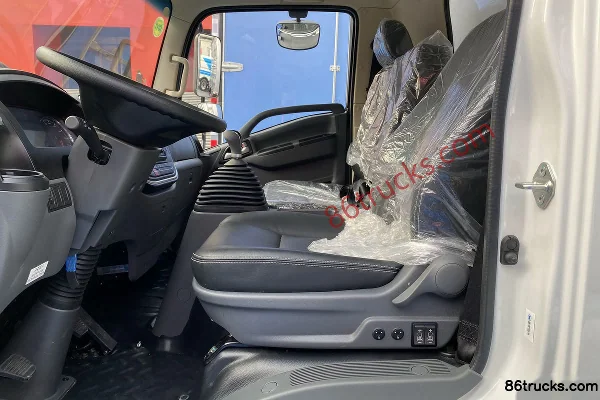 SHACMAN Light Truck Delong K3000 Lightweight Version 150 hp 4X2(6 wheels) 4.08m Refrigerated Truck (China VI) Cab (1) | 86Trucks