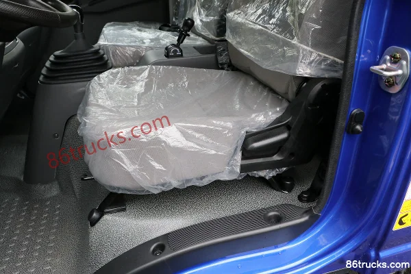 Dongfeng Liuqi Chenglong L2 140 hp 4X2(6 wheels) cargo truck Cab (3) | 86Trucks