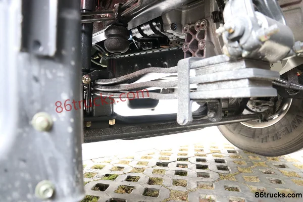 Dongfeng Liuqi Chenglong H7 400 hp 8X4(12 wheels) livestock transport truck Chassis (3) | 86Trucks