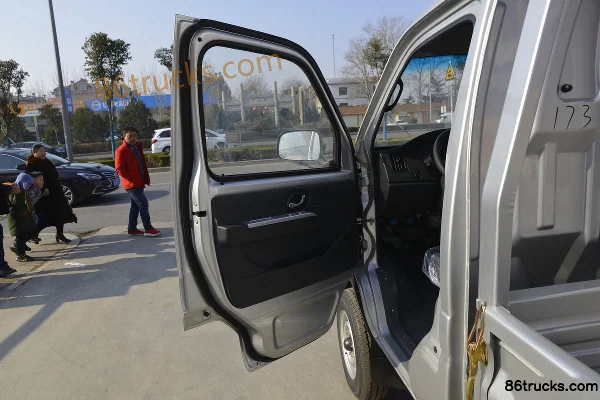 Dongfeng T3 (anciennement Xiaobawang W) 1,5 L 113 ch 4X2(6 roues) Camion plateau simple cabine 3,05 m (China VI) (pneu simple arrière) (1)