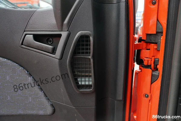 Sinotruk Sitrak G7 heavy truck 480 hp 6X4(10 wheels) LNG tractor truck (China VI) Cab (3) | 86Trucks