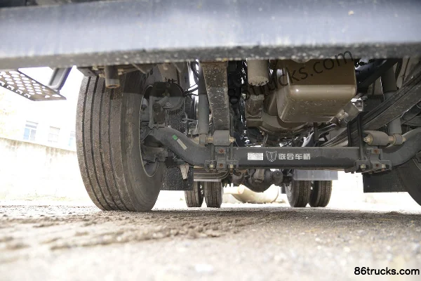 Union Truck U330 330 ch 4X2(6 roues) Tracteur routier Châssis (2) | 86Trucks