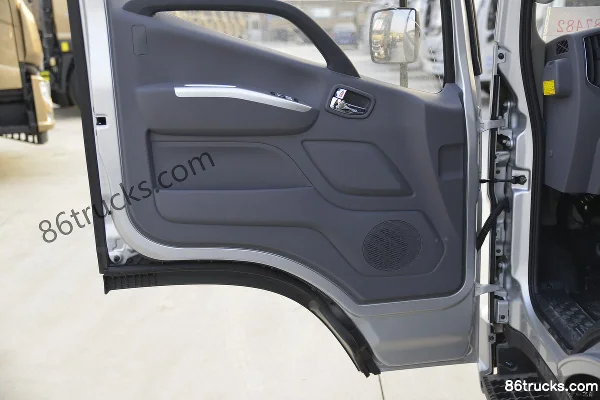 Foton Aumark Express 120hp 4X2(6 wheels) 4.17m Single-row Flatbed Light Truck (China VI) Cab (2) | 86Trucks