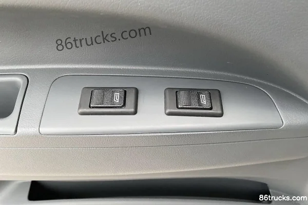 Tangjun Ouling T3 Series 130hp 4X2(6 wheels) 4.15m Single Row Van Light Truck Cab (3) | 86Trucks