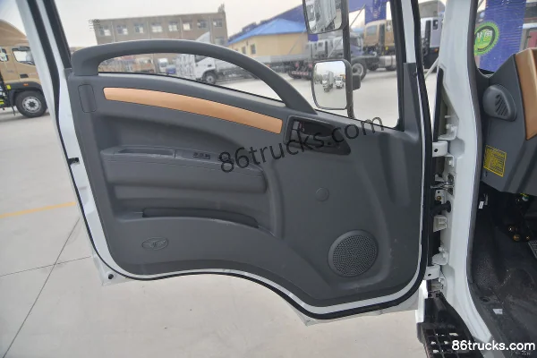 Tangjun Ouling Jinlika II 102hp 4X2(6 wheels) 4.1m single-row van light truck Cab (1) | 86Trucks