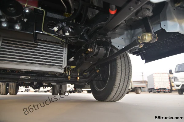 Tangjun Ouling Jinlika II 102hp 4X2(6 wheels) 4.1m single-row van light truck Chassis (3) | 86Trucks