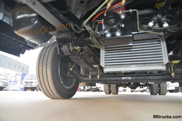 Tangjun Ouling Jinlika II 102hp 4X2(6 wheels) 4.1m single-row van light truck Chassis (2) | 86Trucks