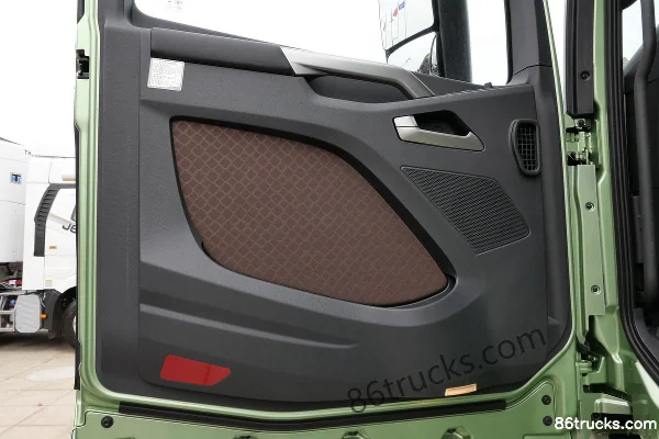 FAW Jiefang J7 camion lourd 460 ch 8X4(12 roues) camion porteur fourgon 9,4 m AMT automatique Cabine (2) | 86Trucks