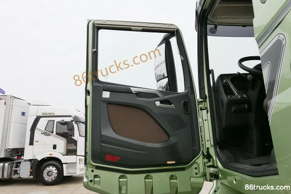FAW Jiefang J7 camion lourd 460 ch 8X4(12 roues) camion porteur fourgon 9,4 m AMT automatique Cabine (1) | 86Trucks