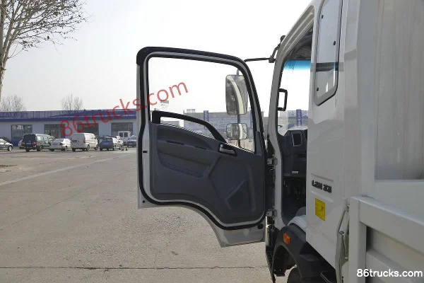 Sinotruk HOWO Wang Series 190 hp 4X2(6 wheels) 5.2m semi-row flatbed light truck (8-speed) Cab (1) | 86Trucks