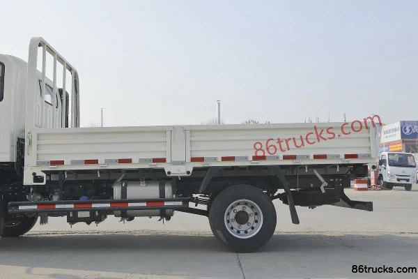 Sinotruk HOWO Wang Series 190 hp 4X2(6 wheels) 5.2m semi-row flatbed light truck (8-speed) Body (2) | 86Trucks