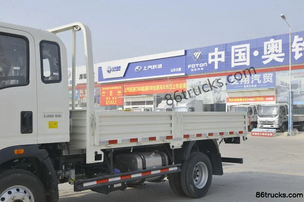 Sinotruk HOWO Wang Series 190 hp 4X2(6 wheels) 5.2m semi-row flatbed light truck (8-speed) Body (1) | 86Trucks