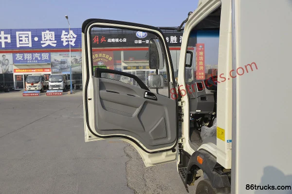 Sinotruk HOWO Wang Series 110 hp 4X2(6 wheels) 4.15m Single Row Van Light Truck Cab (1) | 86Trucks